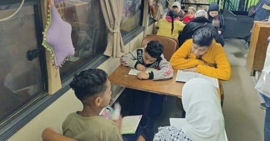 "أتوبيس المعرفة" يجوب قرى حياة كريمة بالقليوبية تحت شعار "القراءة للجميع".. مدير مكتبة مصر العامة: التنسيق مع الشباب والرياضة لاستضافته بمراكز الشباب.. و"هيا نقرأ ومصر جميلة بأبنائها" أحدث فعاليات المكتبة.. صور
