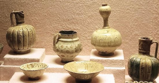 الأوانى والخزف الإسلامى فى متحف آثار الغردقة تاريخ من التصنيع.. أقدم الفنون على مر التاريخ وأول مدرسة فنية له ظهرت فى عهد بنى أمية.. وتطور بعد الفتوحات الإسلامية ازدهرت صناعته بعد تأثرها بالحضارات الأخرى.. صور