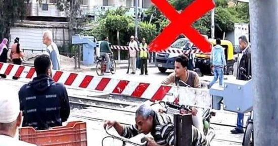 النقل تناشد المواطنين عدم اقتحام المزلقان أو السير عكس الاتجاه أثناء غلقه