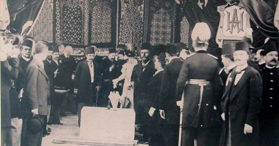 شاهد الخديوى عباس حلمى الثانى يضع حجر أساس المتحف المصرى بالتحرير