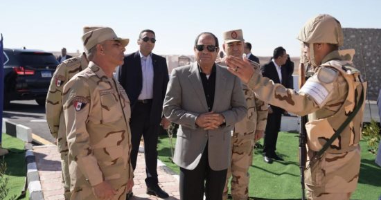 الرئيس السيسي يتفقد الارتكازات الأمنية بشرق القناة ويلتقى مقاتلى قيادات مكافحة الإرهاب