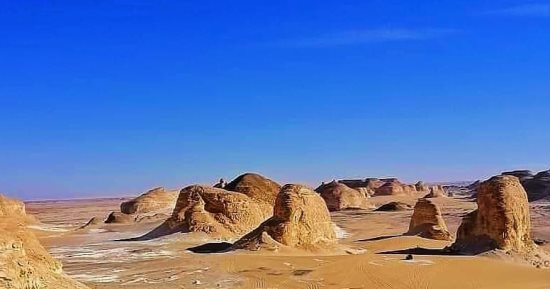 حكايات من الواحات.. قطعة من كوكب المريخ يجسدها وادى العقبات بالفرافرة بتكويناته الصخرية الفريدة.. ينتمى لمعالم محمية الصحراء البيضاء.. و"صخرة كف العروس" تشهد مراسم زواج "صيني" كشرط لإتمام الزفاف.. صور