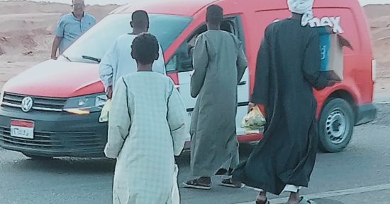 "مطبخ الخير" شباب وفتيات يتطوعون لإعداد وجبات للصائمين فى بنبان بأسوان.. صور