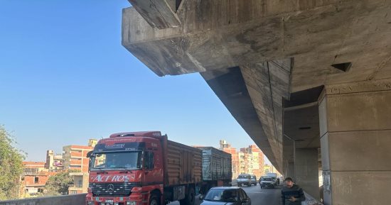 الطرق والكبارى: غلق كوبرى بركة السبع بعد اصطدام شاحنة وحدوث تلفيات.. صور