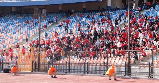 جماهير الأهلى تزين المدرجات والأمن ينظم دخولهم إلى الاستاد.. صور