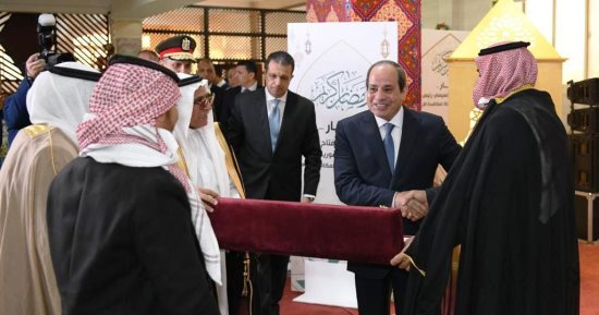 "سيناء كاملة بينا".. إشادة واسعة بزيارة الرئيس السيسى لشرق القناة.. سياسيون: الأهم في تاريخ كل المواجهات ضد العناصر الإرهابية.. وإعلان رسمي بالقضاء على الإرهاب.. إهداء سيف القبائل للرئيس يؤكد وحدة الصف