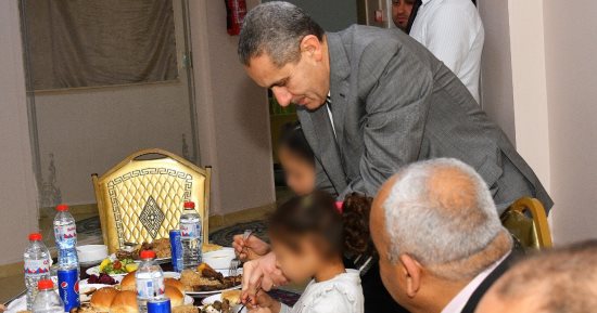 محافظ الغربية يشارك 30 يتيما إفطارهم بإحدى دور الرعاية فى طنطا