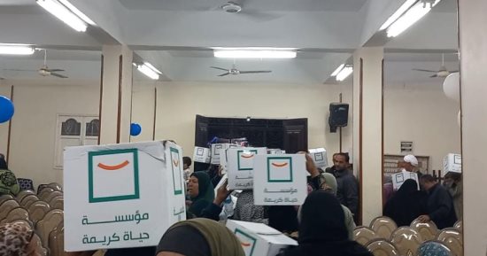 حياة كريمة تستكمل توزيع صناديق المواد الغذائية بالقصاصين فى الإسماعيلية
