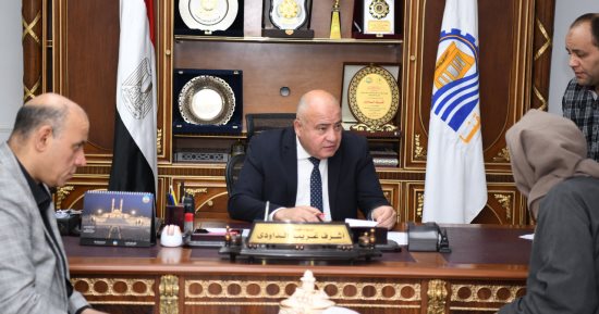 محافظ قنا يستقبل عددا من المواطنين بمكتبه لبحث طلباتهم