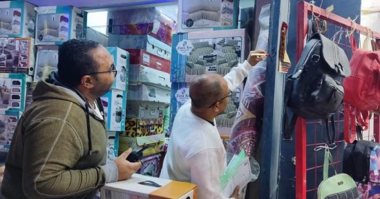 رئاسة مركز الخارجة تنفذ حملة مكبرة للتفتيش على إصدار التراخيص العامة للمحلات