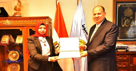 محافظ أسيوط يكرم الدكتورة شيماء سيد لتفوقها وتطوعها لعلاج مرضى التوحد