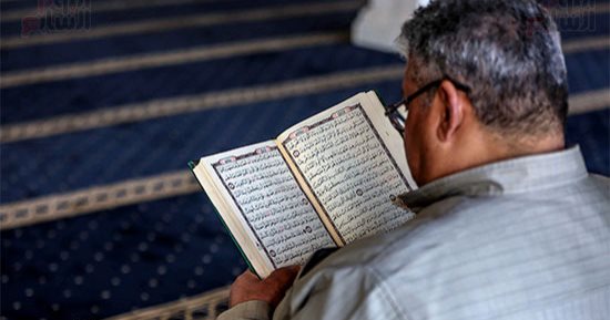 سكينة وهدوء.. روحانيات رمضان فى مسجد عمرو بن العاص