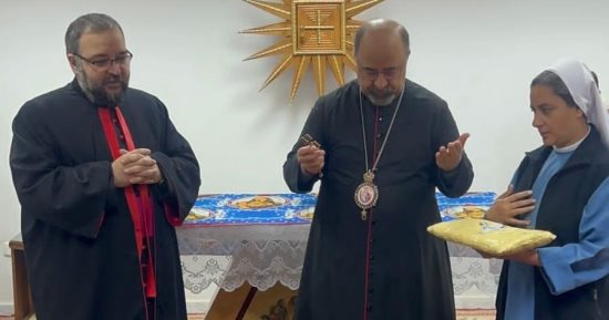بطريرك الأقباط الكاثوليك يبارك صليب المدبر البطريركى للكلدان فى مصر.. صور