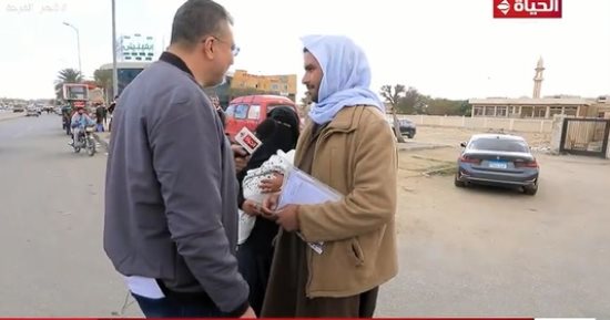 "واحد من الناس" يجبر خاطر عامل بالمعمار ويهديه مبلغا ماليا