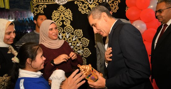 محافظ الغربية يشارك ذوى الهمم الإفطار الجماعى بمدرسة ناصر فى طنطا.. صور