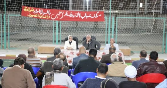 محافظ الوادي الجديد يشارك أهالى الفرافرة الإفطار الرمضانى.. صور