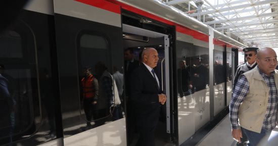 وزير النقل يستقل قطار LRT والأوتوبيس من محطة عدلى منصور للعاصمة الإدارية