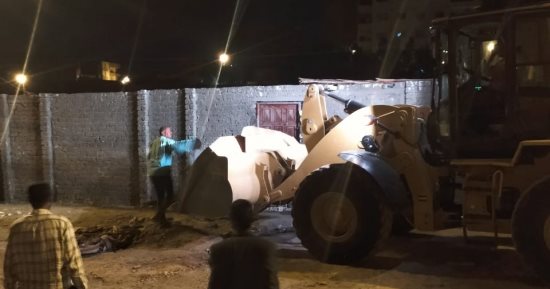 محافظ أسوان يتابع إعادة تشغيل وتدفق مياه الشرب لحي الصداقة بعد إصلاح الكسر