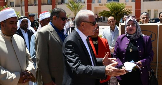 محافظ جنوب سيناء يسلم 54 جهازا منزليا لـ 18 عروسة