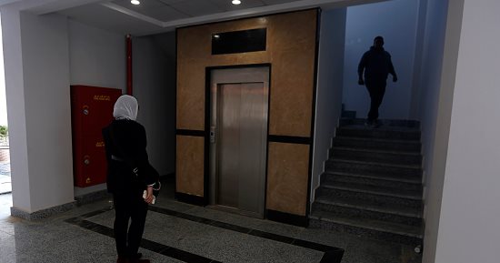 الحماية المدنية بالقليوبية تنقذ سيدة احتجزت داخل مصعد كهربائى بمول بالعبور