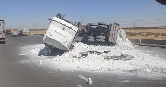 إصابة شخص نتيجة تصادم سيارتين على طريق مصر الإسماعيلية الصحراوى 