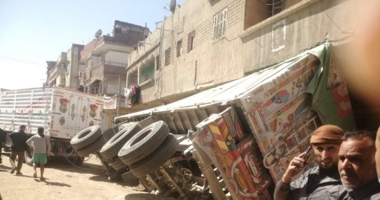 مقطورة سيارة نقل تسقط على منزل بقرية درين بالدقهلية وتسبب تلفيات فى المبنى