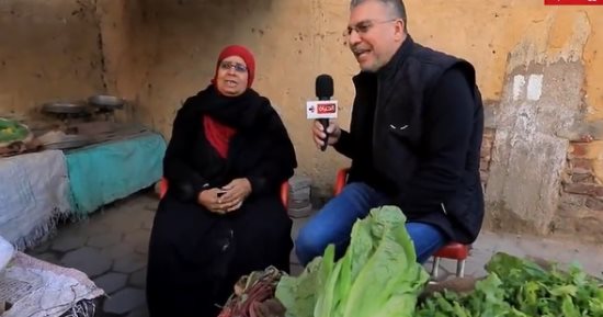 "واحد من الناس" يجبر خاطر بائعة الخضار ويهديها مبلغا ماليا