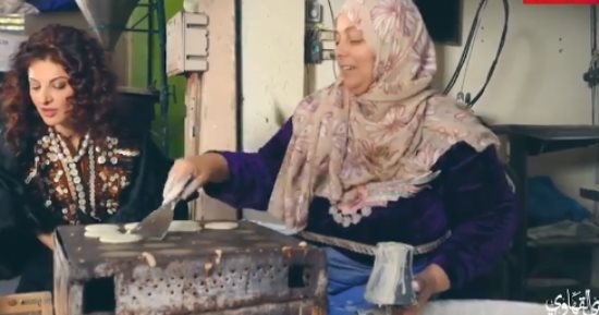 حكاوى القهاوى: أم محمد تصنع قطائف منذ 25 سنة وهذا سر الصنعة