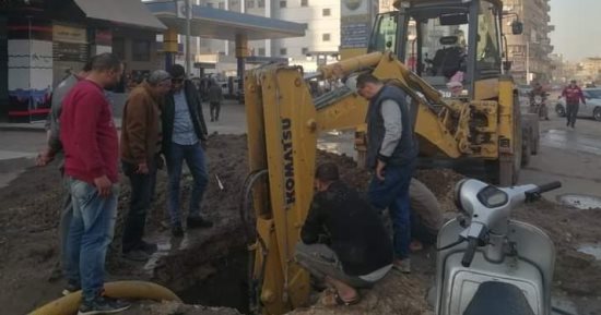 إصلاح خط مياه رئيسى بقطر 8 بوصات فى ميدان الشون بالمحلة