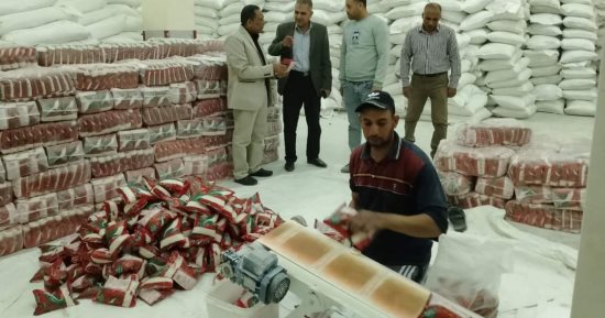رئيس مركز الداخلة يتفقد المخزون السلعى بفرع المصرية لتجارة الجملة بمدينة موط 
