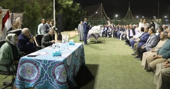 محافظ الوادى الجديد يلتقى أهالى قرية القصر لبحث مطالبهم.. صور