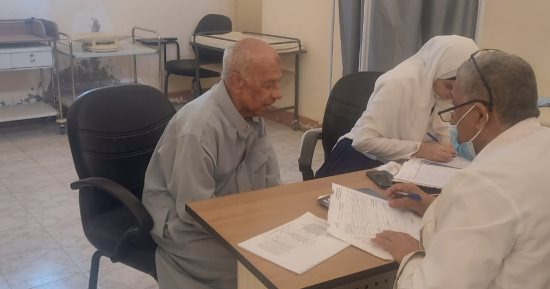الكشف على 271 شخصا فى قافلة "حياة كريمة" الطبية بقرية الحمراوين شمال القصير
