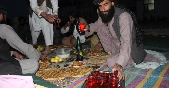 موائد رحمن وتوزيع وجبات.. رمضان فى أفغانستان ترابط وتكاتف