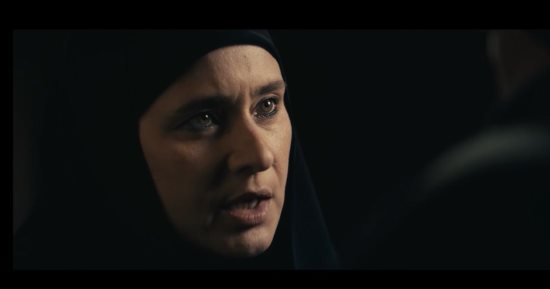 مسلسل عملة نادرة الحلقة 13.. هل لاحظ أحمد عيد نيللى كريم أثناء هروبها؟