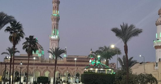 حكاية مسجد "أسد الرجال" سيدى عبد الرحيم القنائي.. أشهر مساجد الصعيد وواجهة قنا الإسلامية.. بنى في عصر الدولة الأيوبية على مساحة 3 أفدنة والمحبون يتوافدون على زيارته يوميا.. صور