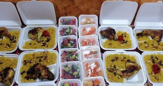 أهالى 3 قرى بالمحلة يسطرون ملحمة فى التكاتف على الخير  طوال شهر البركة بالمحلة.. ذبح عجلين بوزن طن و8 رؤوس ماعز وطهيها وتوزيعها على الأسر الأولى بالرعاية.. مسئول المطبخ: لدينا 700 أسرة نوزع عليها وجبات الإفطار