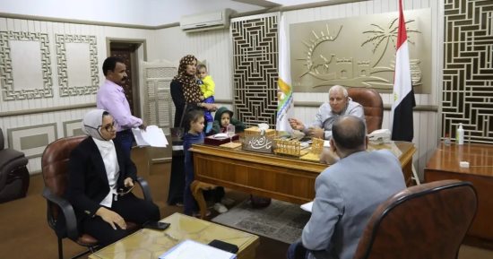محافظ الوادي الجديد يوجه بدراسة طلبات مشروعات صغيرة وحالات اجتماعية بمركز الداخلة.. صور