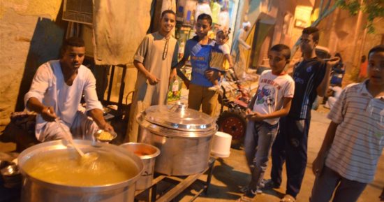 شوربة الحمص والفول النابت أكلة ليالى شهر رمضان أمام المساجد بالأقصر.. صور