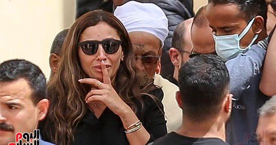 دينا الشربيني تحتضن جثمان والدها داخل المسجد.. وبكاء هيستيري