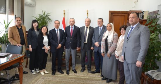 مدير متحف شنغهاى للمجموعات الفنية بالصين يزور جامعة الإسكندرية