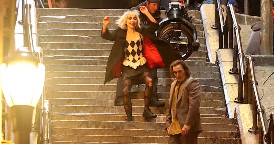 الجوكر وهارلى كوين يرقصان على السلالم الشهيرة من فيلم Joker: Folie à Deux