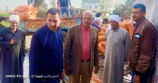 انقلاب سيارة تريلا محملة بـ60 طن أسمدة بالدقهلية