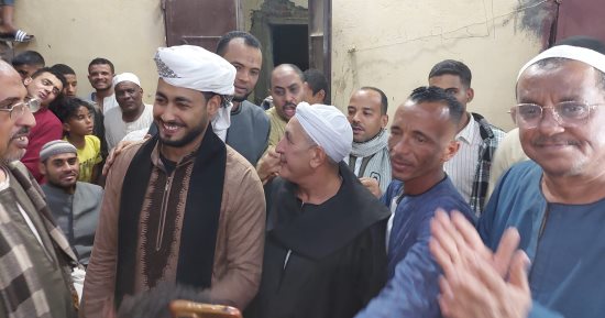 أهالى الأقصر يحتفلون بالمنشد أحمد حسن بعد نجاح أنشودته عن شهر رمضان.. صور