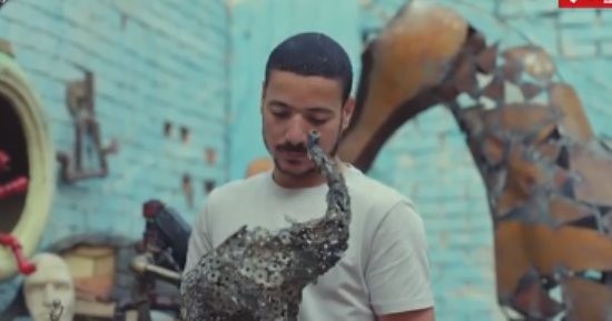 "حكاوى القهاوى".. حكاية إبراهيم نحات يبدع فى تصميم تحف من الحديد الخردة