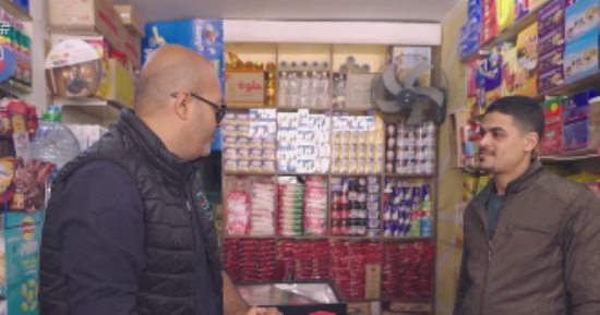 "حياة كريمة" يقرر مساعدة محل يصرف منتجات للمواطنين ويصبر على المقابل