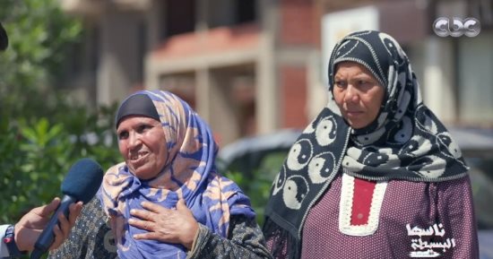 "ناسها البسيطة" يسلط الضوء على مفهوم الرضا.. أحمد رأفت يسأل الأمهات فى الشوارع عن معنى "الرضا".. سيدة:" نحمد ربنا على كل اللى إحنا فيه".. والبرنامج يهدى عاملين فوانيس ومبالغ مالية.. فيديو