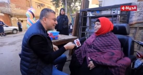 عمرو الليثي يهدي سيدة قعيدة مبلغًا ماليًا في "واحد من الناس"