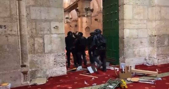 الهلال الأحمر فى القدس: إصابة 6 مقدسيين فى اقتحام الاحتلال للمسجد الأقصى