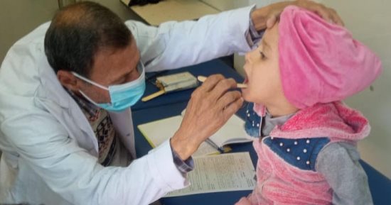 594 مواطنا يستفيدون من فحص طبى فى قافلة حياة كريمة بالقصير 