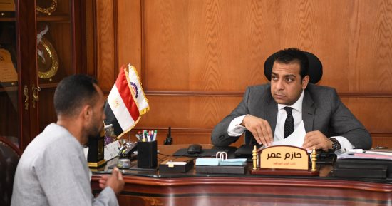 محافظ قنا يستقبل عدد من المواطنين بمكتبه لبحث طلباتهم